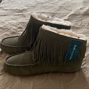 New in box. Tags. Very cute and cozy.